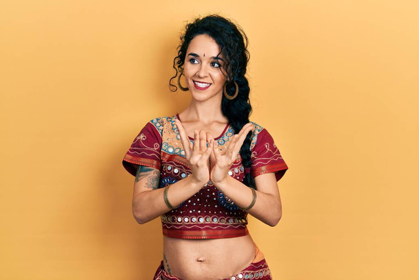 Geleneksel dansçı kostümü giyen genç Hintli kadın. Vücut ve ellerle dans eden egzotik oryantal dans - Fotoğraf, Görsel