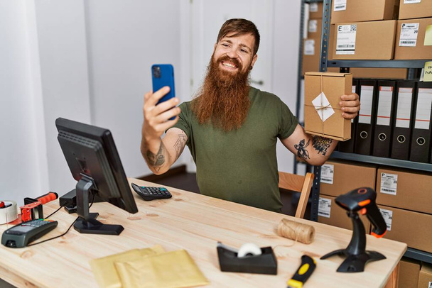 Jovem ruiva homem empresário fazer selfie pelo smartphone no escritório - Foto, Imagem