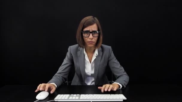 bilgisayarda çalışan iş kadını - Video, Çekim