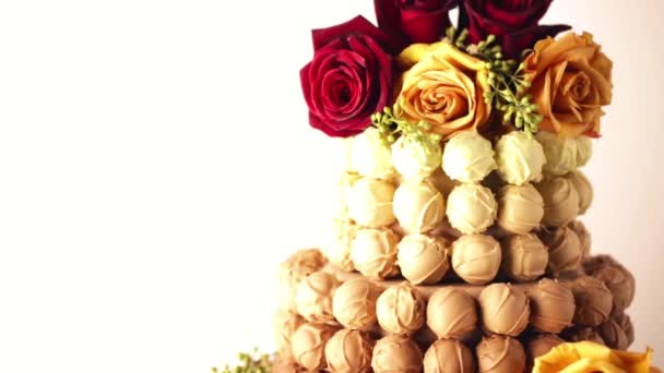 Csodálatos díszített esküvői torta - Felvétel, videó