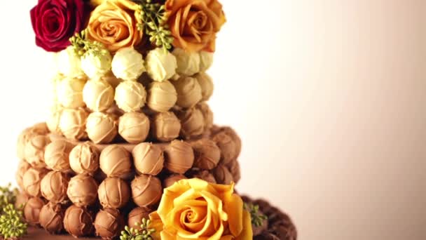 Şaşırtıcı bir şekilde dekore edilmiş düğün pastası - Video, Çekim