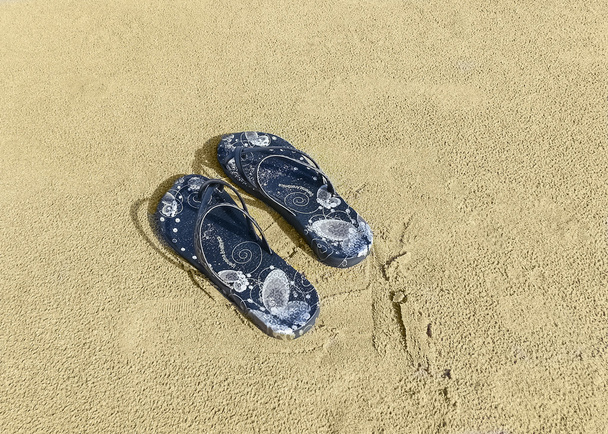 Cool Sandals in the Sand - Foto, afbeelding