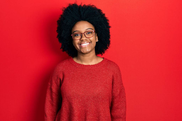 Giovane donna afroamericana indossa abiti casual e occhiali con un sorriso felice e fresco sul viso. persona fortunata.  - Foto, immagini