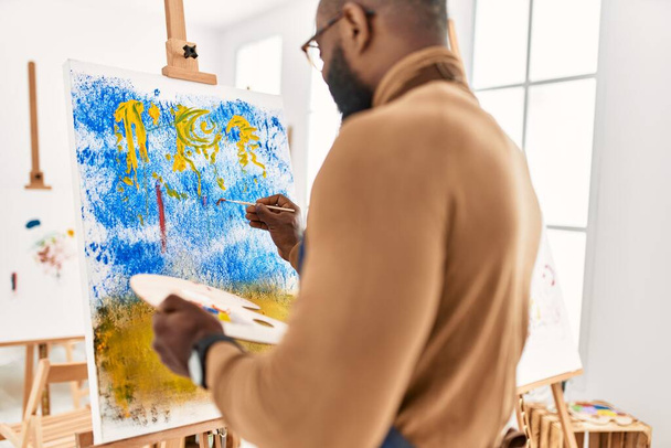Africano americano artista homem na visão traseira desenho no estúdio de arte. - Foto, Imagem