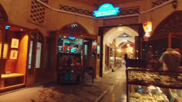 "Hiperlapso de turista persona femenina en hijab caminar alrededor del viejo bazar iraní en Irán" - Metraje, vídeo