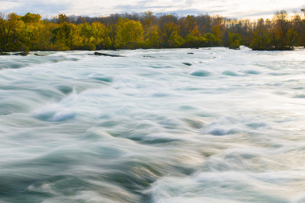 Gyors folyású folyó - Fotó, kép