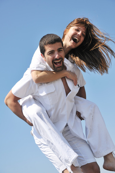 幸せな若いカップルはビーチで楽しんでいます - 写真・画像