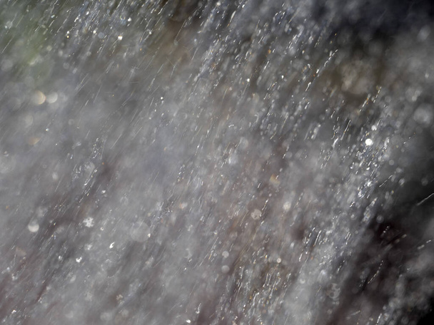 σταγόνες βροχής ενώ πτώση λεπτομέρεια μακροεντολή - Φωτογραφία, εικόνα