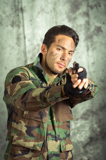 sotilas militar latina mies osoittaa aseella
 - Valokuva, kuva