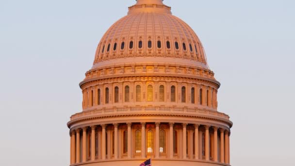 Yhdysvaltain Capitol Hill lähikuva näkymä timelapse auringonlaskusta siniseen tuntiin Washington DC - Materiaali, video