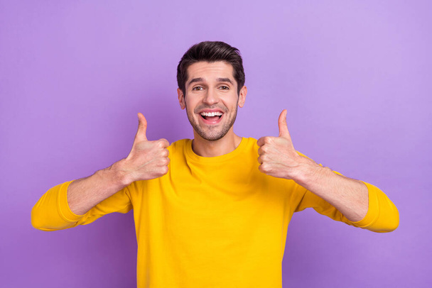Photo of funny smiling cheerful man showing thumb-up recommend product offer isolated on purple color background. - Zdjęcie, obraz