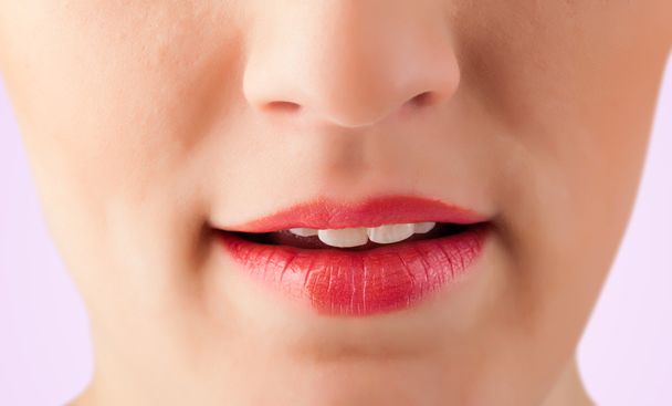 όμορφη γυναίκα, κόκκινα χείλη από κοντά  - Φωτογραφία, εικόνα