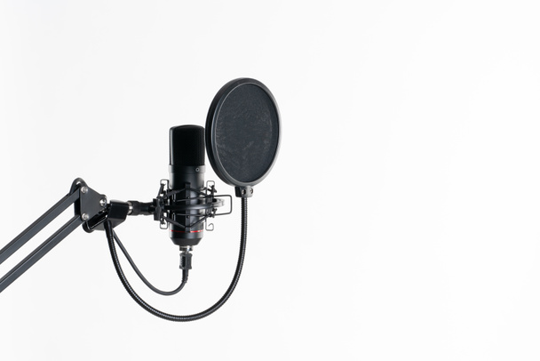Uma imagem de perto do microfone estúdio proffesional isolado no fundo branco - Foto, Imagem