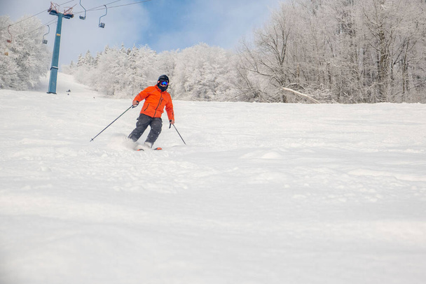 esquiador hombre en la pista de esquí espacio de copia - Foto, Imagen