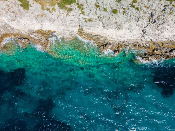 岩だらけの崖のビーチコピースペースのオーバーヘッドビュー - 写真・画像