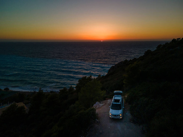 ギリシャの車旅海の上のレフカダ島の夕日 - 写真・画像
