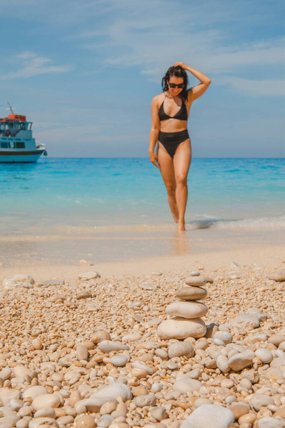 сексуальная женщина в черном купальнике на греческом пляже Лефкада Айленд - Фото, изображение