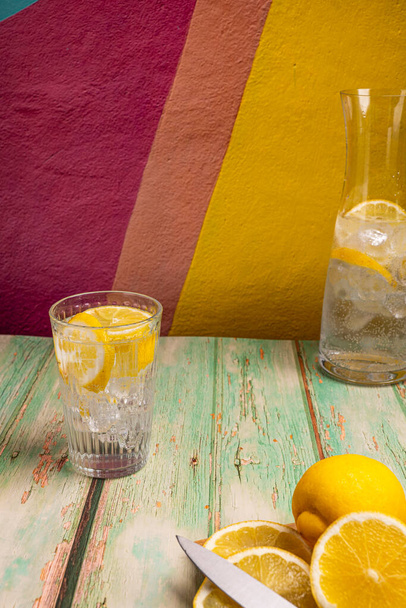 Bicchiere e caraffa con cubetti di ghiaccio fizz selezionato con limone affettato. Altre bevande e immagini di cibo nella mia collezione - Foto, immagini