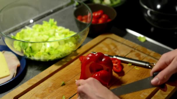 Άνθρωπος προετοιμάζει σαλάτα - άνθρωπος, φέτες πιπέρι - Πλάνα, βίντεο