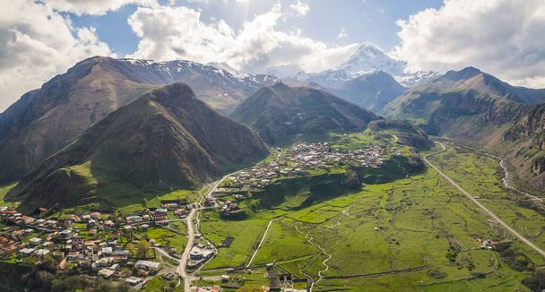 hermosa toma aérea de Stepantsminda en las montañas del Cáucaso, Kazbegi, Georgia. Foto de alta calidad - Foto, Imagen