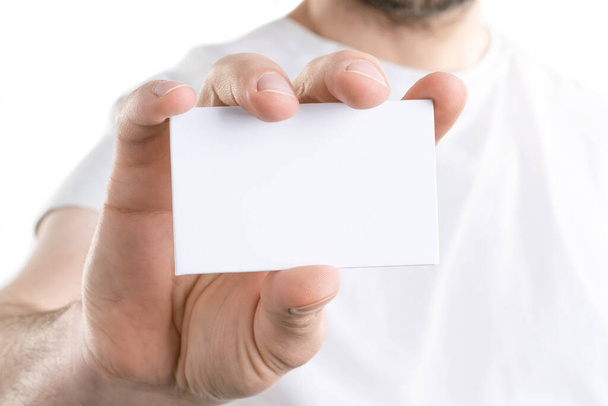 Mockup della mano dell'uomo che tiene una carta di bussines, isolata su sfondo bianco - Foto, immagini