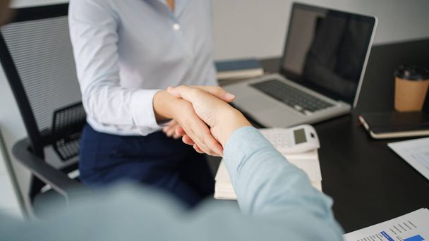 Business concept, Business colleagues shaking hands together after working successfully. - Foto, afbeelding