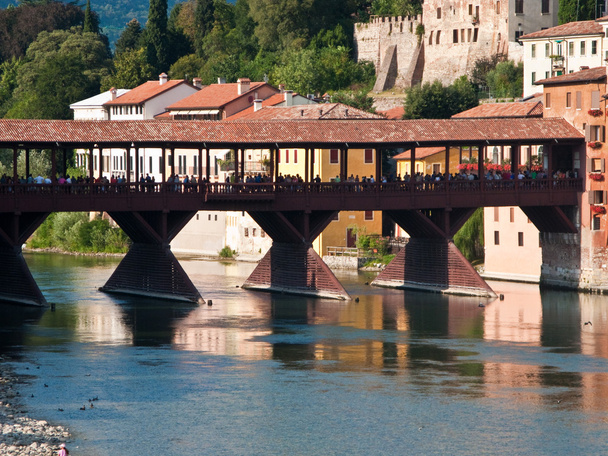obejmuje stary drewniany most nad rzeką brenta w romantyczny vil - Zdjęcie, obraz