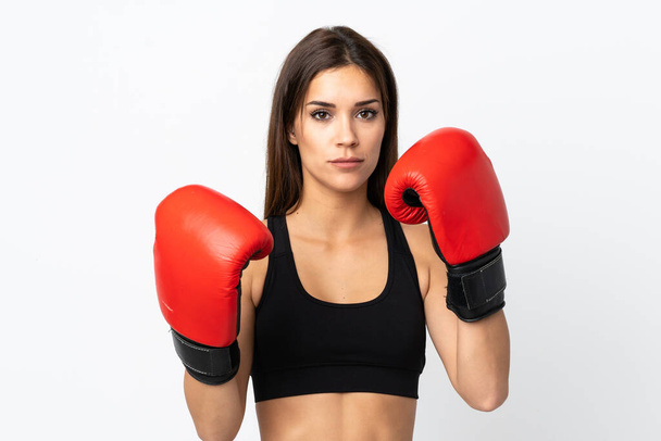 Mujer deportiva joven aislada sobre fondo blanco con guantes de boxeo - Foto, imagen