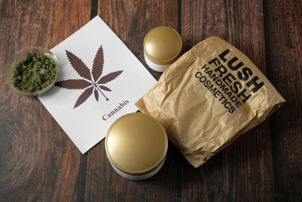 Cannabis krém kosmetické, zubní pasta, mýdlo s marihuanou rostlina na pozadí. Konopný kosmetický koncept.  - Fotografie, Obrázek