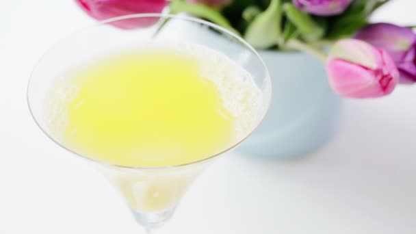 Recoger a mano Madres Día brunch mimosa cóctel en vaso de martini. - Metraje, vídeo