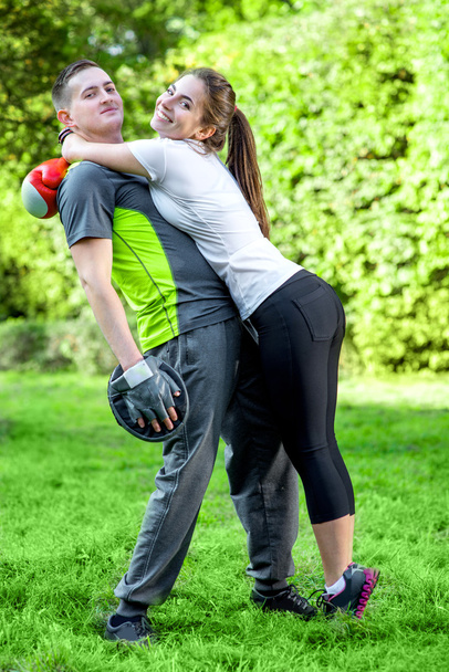 Спортивная пара в парке
 - Фото, изображение
