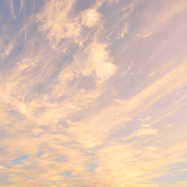 Cielo azul claro con cirros rosados brillantes y nubes cúmulos después de la tormenta al atardecer. Paisaje nublado dramático. Concepto arte, meteorología, cielo, esperanza, paz, recursos gráficos, pintoresco paisaje panorámico - Foto, Imagen