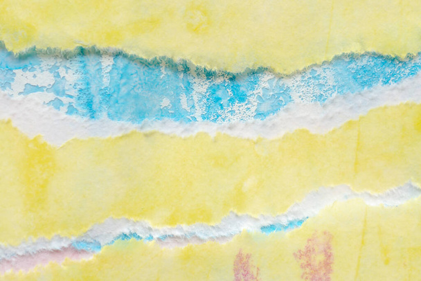 Pintura de acuarela azul amarilla abstracta sobre textura de fondo de papel desgarrado - Foto, imagen