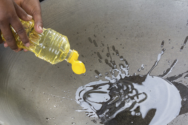 Наливание растительного масла в сковороду - Фото, изображение