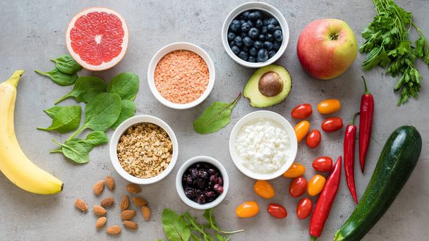 Aliments sains : fruits, légumes, superaliments, légumes-feuilles sur fond de béton gris. Sélection de manger propre - Photo, image
