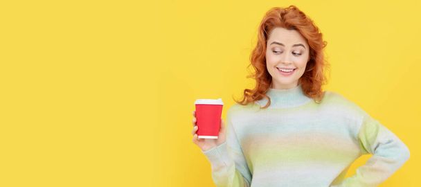 affascinante donna rossa faccia ritratto bere caffè dalla tazza di carta, bevanda da asporto. Donna ritratto volto isolato, banner con spazio copia - Foto, immagini