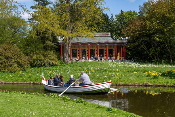 Frederiksberg, Dinamarca - 07 de mayo de 2022: Personas en un bote de remos en Frederiksberg Gardens. - Foto, Imagen