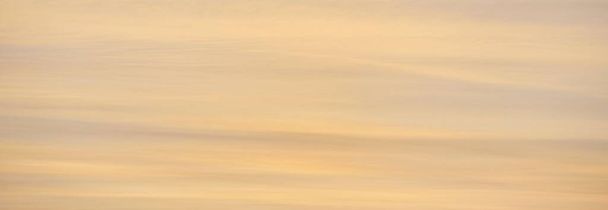 Heldere blauwe lucht met gloeiende roze en gouden cirrus en cumulus wolken. Zonsopgang. Dramatisch wolkenlandschap. Onderwerp kunst, meteorologie, hemel, hoop, vrede, grafische bronnen, schilderachtig panoramisch landschap - Foto, afbeelding