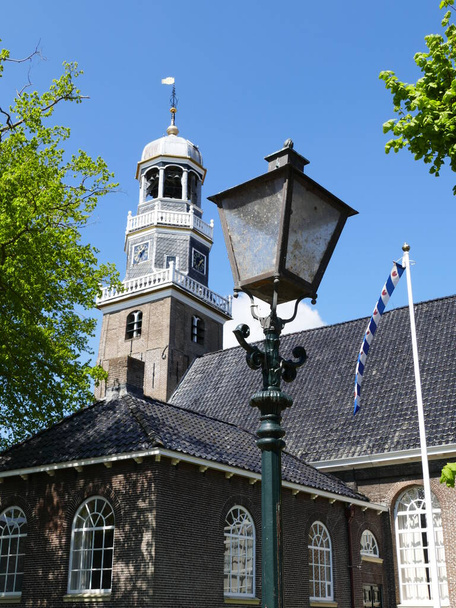 Lanterna velha e kerk hervormde (igreja reformada) em (holandês) Lemmer (frísio) De Lemmer (cidade portuária no Ijsselmeer, um lago muito grande), Frísia - Foto, Imagem