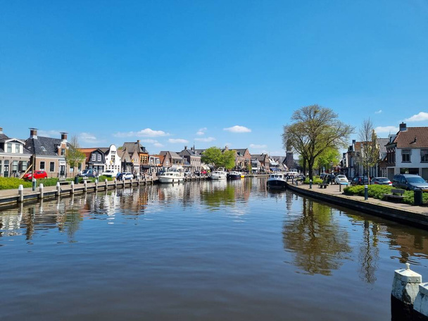 O amplo canal que atravessa (holandês) Lemmer (frísio) De Lemmer (cidade portuária no Ijsselmeer, um lago muito grande), Friesland, Holanda, é popular entre os velejadores de lazer e turistas, com inúmeros restaurantes e lojas de ambos os lados. - Foto, Imagem