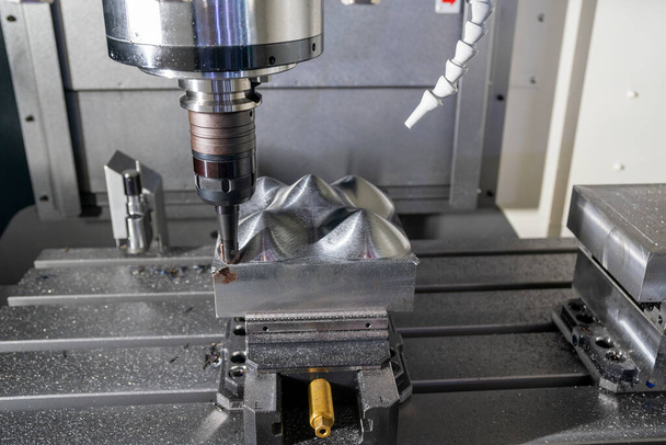 CNCフライス盤は、射出成形部品をインデックス可能なツールで切断します。ソリッドエンドミル工具で中心を加工することにより金型製造プロセス. - 写真・画像
