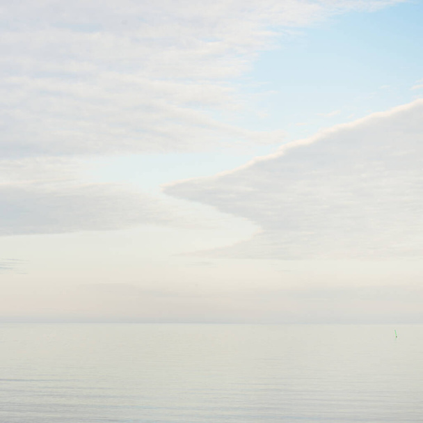 Itämeren rannalla aurinkoisena päivänä. Kirkas taivas. Idyllinen merimaisema. Luonto, lomat, virkistys. ekomatkailu Panoraamanäköala - Valokuva, kuva