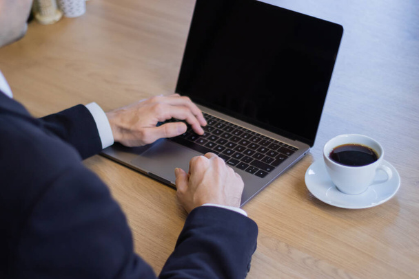 homme d'affaires en costume noir travaillant au bureau avec ordinateur portable au bureau - Photo, image