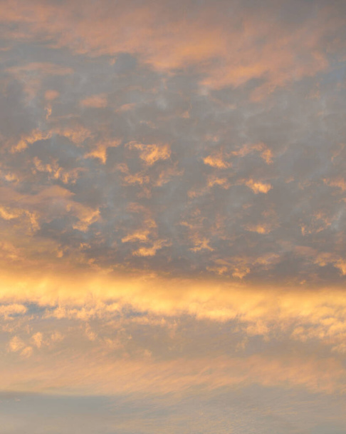 Cielo azul claro con brillantes cirros rosados y dorados y nubes cúmulos. Amanecer. Paisaje nublado dramático. Concepto arte, meteorología, cielo, esperanza, paz, recursos gráficos, pintoresco paisaje panorámico - Foto, Imagen
