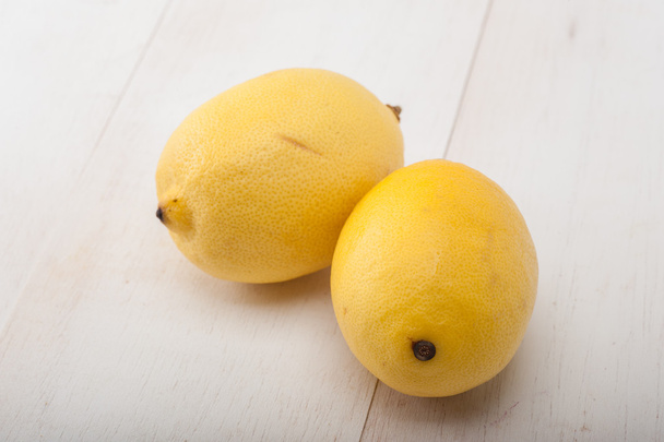 Limoni in tavola
 - Foto, immagini