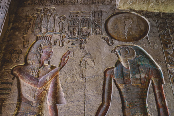 Ősi egyiptomi rajzok a fáraó sírjaiban a királyok völgyében Luxorban, Egyiptomban - Fotó, kép
