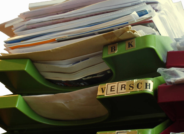 Esta bandeja de oficina está llena de documentos, que necesitan ser editados urgentemente.. - Foto, imagen