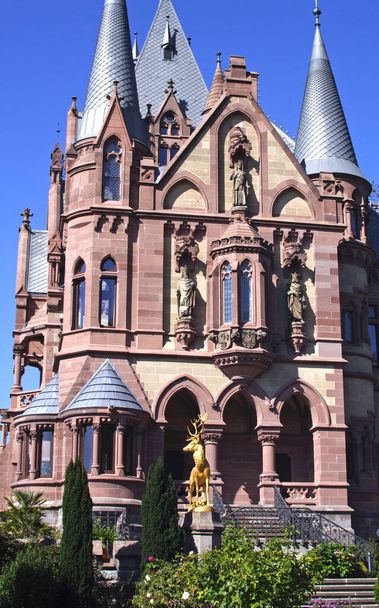 Шедевр историзма, замок Дрейбург в Кенигсвинтере, Германия. - Фото, изображение