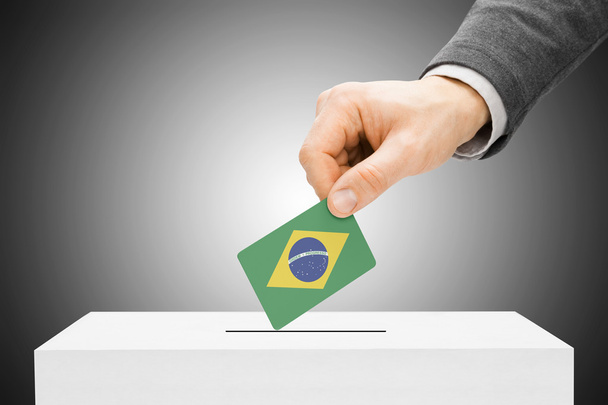 投票の概念 - 投票箱に男性の挿入フラグ - ブラジル - 写真・画像