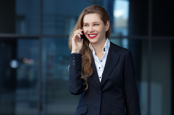 бізнес-леді говорить по телефону на фоні бізнесу
 - Фото, зображення
